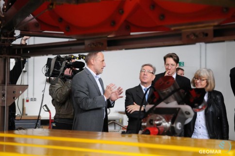 Dr. Peter Linke, Leiter des Technik- und Logistikzentrums am GEOMAR (links) erklärt EU-Kommissar Karmenu Vella (3.v.r.) und der Europaabgeordneten Ulrike Rodust Tiefseetechnik im TLZ. Foto: Jan Steffen, GEOMAR