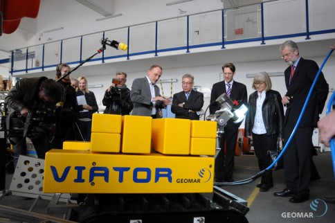 Dr. Peter Linke, Leiter des GEOMAR TLZ (Mitte), zeigt Commissioner Karmenu Vella (4.v.r.), der Europaabgeordneten Ulrike Rodust den Tiefseecrawler VIATOR. Ganz rechts GEOMAR-Direktor Professor Peter Herzig. Foto: J. Steffen, GEOMAR