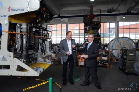 Mit Spaß bei der Sache: Dr. Peter Linke (GEOMAR, links) und EU-Kommissar Karmenu Vella vor ROV PHOCA im Technik- und Logistikzentrum des GEOMAR. Foto: J. Steffen, GEOMAR