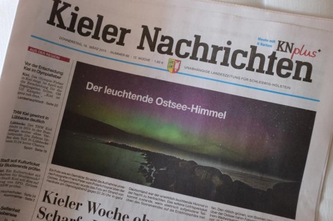 Der Beweis: Ausgerechnet in der Woche der "Sun-Climate Connections" Konferenz waren in Kiel Polarlichter zu sehen. Titelseite der Kieler Nachrichten von Donnerstag mit einem Foto von Frank Peter. 