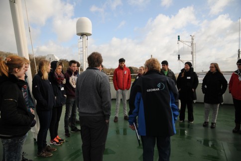 Schüler- und Mitarbeiterausfahrt mit FS ALKOR am 13. April 2015 in die Kieler Bucht. Erste Teambesprechung auf dem Peildeck. Foto: G. Seidel, GEOMAR
