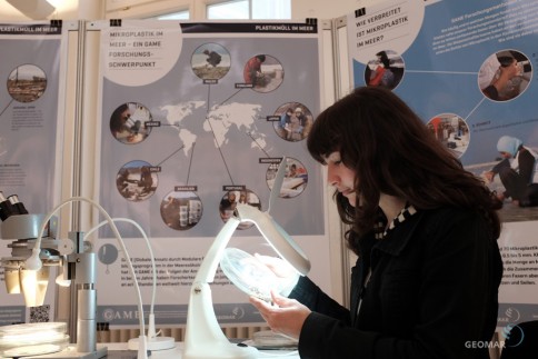 Wie viel Mikroplastik steckt im Strandsand? In der Ausstellung des GAME-Programms können Besucherinnen und Besucher selbst Proben von verschiedenen Küsten untersuchen. Foto: Jan Steffen, GEOMAR