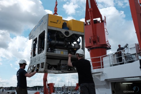 ROV PHOCA am Haken... Vorbereitungen für das Open Ship am Freitag. Foto: Jan Steffen