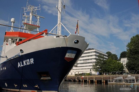 Die ALKOR vor dem GEOMAR-Gebäude am Westufer der Kieler Förde. Foto: Maike Nicolai