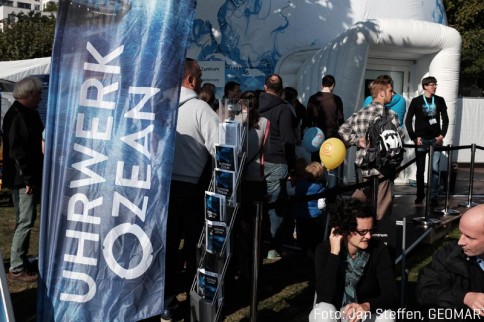 Tag der deutschen Einheit 2015 Frankfurt - das Interesse war schon am Mittag groß / At noon many visitors were already at the exhibition.