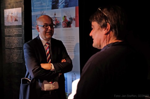 Tag der deutschen Einheit 2015 Frankfurt - Auch Schleswig-Holsteins Ministerpräsident Torsten Albig informiert sich über Meeresforschung / Schleswig-Holstein's Prime Minister Torsten Albig is also interested in marine sciences.