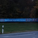 Banner an der Zufahrt zum Helmholtz-Zentrum Dresden Rossendorf.