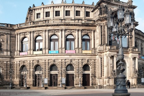 Zum Glück zeigt auch die Mehrheit in Dresden ihre Meinung - online und im Straßenbild (bitte Bild anklicken)