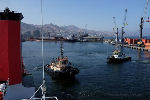 Schlepperballett im Hafen von Antofagasta, als die SONNE ausläuft. Foto: Jan Steffen, GEOMAR