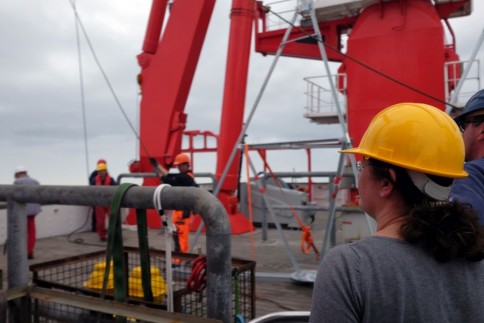 Fahrtleiterin Heidrun überwacht das Aussetzmannöver / Chieff scientist Heidrun watching the deployment of the second tripod. Photo: Jan Steffen, GEOMAR