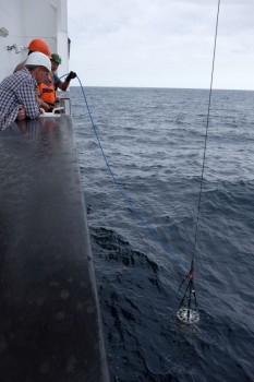 Mit Hilfe eines Unterwassermodems werden die Daten der Sensoren amm Meeresboden empfangen / An underwater acoustic modem receives the data from the sensors on the seabed. Photo: Jan Steffen