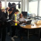 Jonah aus Hamburg interviewt Mojib Latif für die ZDF-Kindernachrichtensendung "Logo!" Foto: Maike Nicolai, GEOMAR