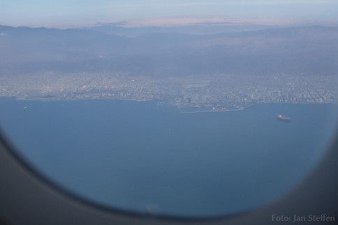 Suchbild mit Schiff: Beim Anflug auf Antofagasta sahen wir die SONNE im Hafen liegen. Foto: J. Steffen, GEOMAR