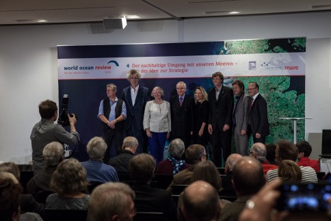 Geladene Gäste und Moderator auf der Bühne, von links nach rechts: Konrad Ott, Nikolaus Gelpke, Gesine Meißner, Klaus Töpfer, Anke Boetius, Martin Visbeck, Robert Habeck und Karsten Schwanke. Foto: Jolan Kieschke