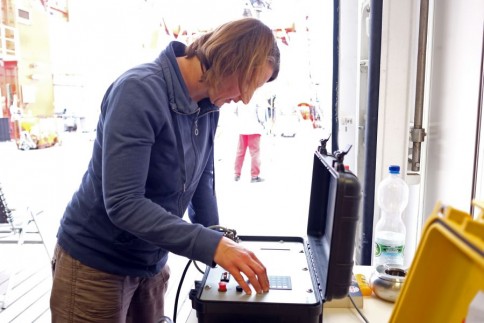 Anne gibt über das Hydrophon das Signal für denn Releaser / Anne gives via the hydrophone the signal for the releaser. Photo: Jan Steffen,, GEOMAR