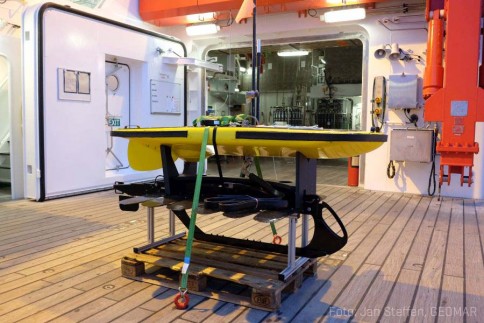 Der Wave Glider vor seinem großen Auftritt an Deck der SONNE / The Wave Glider on deck. Photo: Jan Steffen, GEOMAR