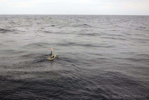 Der Wave Glider zieht einsam seine Bahnen im Pazifik The Wave Glider in the Pacific Ocean. Photo: Jan Steffen, GEOMAR