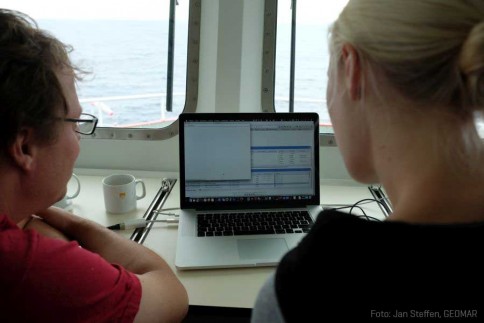 Vom Beobachtungsraum der SONNE aus kommmunizieren Dietrich und Anina mit dem Wave Glider / From the Observation Room of RV SONNE Dietrich and Anina communicate with the Wave Glider. Photo: Jan Steffen, GEOMAR