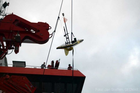 Abends wird der Wave Glider wieder ann Bord gehievt In the evening the Wave Glider is heaved back on board. Photo: Jan Steffen, GEOMAR