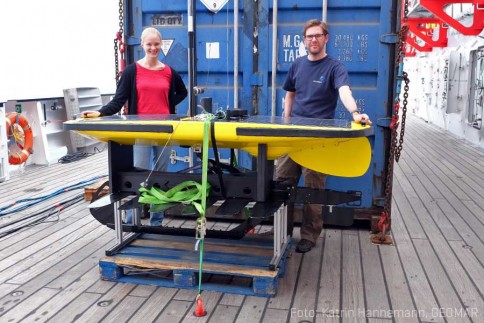 Fototermin nach dem Interview: Kollege Wave Glider vorne, dahinter Anina und Jan / Photo taken after the interview: the Wave Glider in the front, Anina and Jan behind. Photo: Katrin Hannemann, GEOMAR