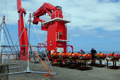 Immer weniger Tripoden auf dem Arbeitsdeck. Stattdessen OBS-Vorbereitungen / Less and less tripods on the aft deck. Instead preparations of OBS. Photo: Jan Steffen, GEOMAR