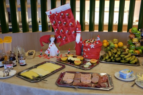 Zum Nikolaustag ist auch das Frühstücksbuffet vorweihnachtlich geschmückt / On St. Nicholas Day even the breakfast buffet is decorated. Photo: Jan Steffen, GEOMAR