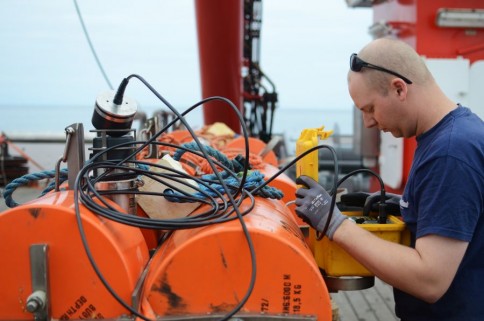 Vorbereitung der Ozeanbodenseismometer / Preparing Ocean Bottom Seismometers. Photo: Jan Steffen, GEOMAR