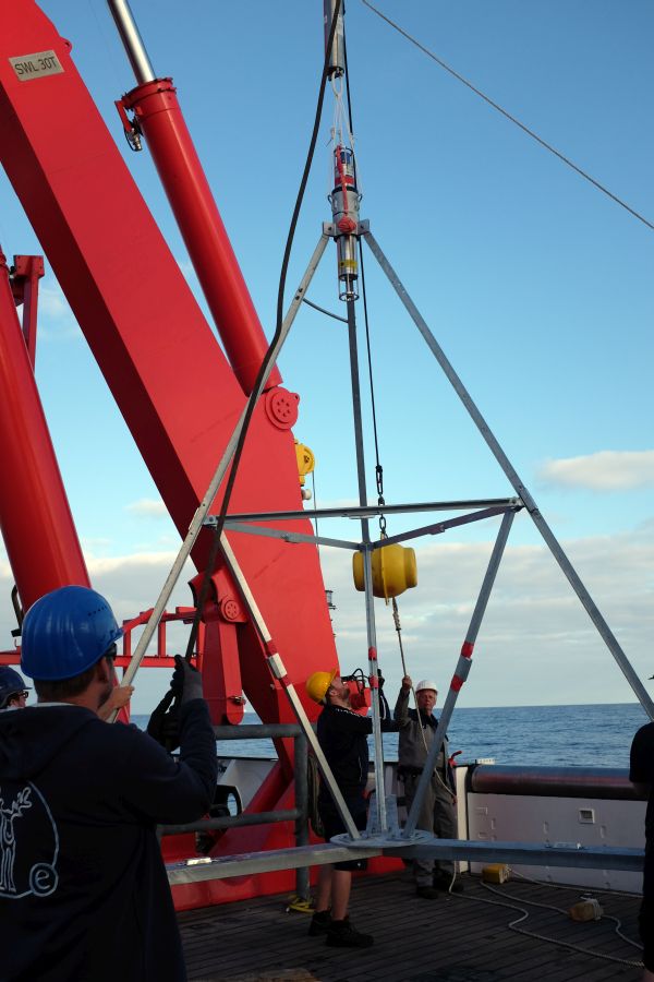 Da geht er über Bord / Deployment of the last tripod. Photo: Jan Steffen, GEOMAR