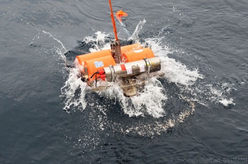 Auch tagsüber gingen heute noch OBS zu Wasser / OBS have been deployed also during the day. Photo: Jan Steffen, GEOMAR