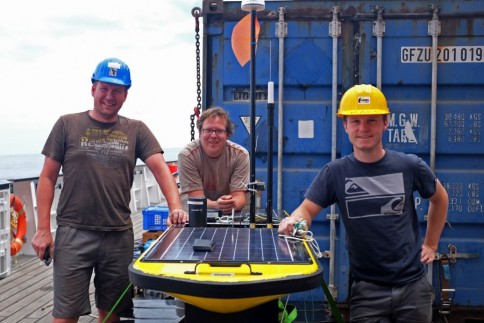 Patrick, Dietrich und Florian mit GeoSURF / Patrick, Dietrich and Florian with GeoSURF. Photo: Jan Steffen, GEOMAR 