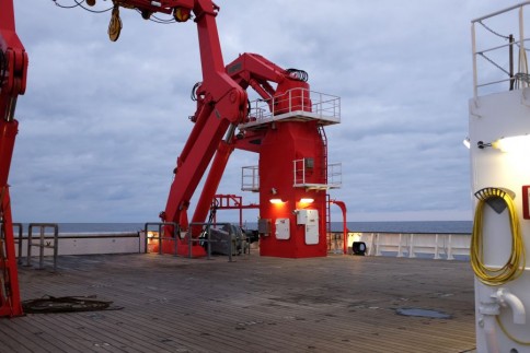 Leer: Alle Geräte vom hinteren Arbeitsdeck liegen oder stehen mittlerweile am Meeresboden / Empty: the aft deck after we've deployed almost all measurement devices. Photo: Jan Steffen, GEOMAR