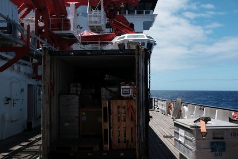 Kisten packen... An Deck bereiten wir uns bereits auf die Rückreise vor / Loading containers... on deck preparations for the journey back have started. Photo: Jan Steffen, GEOMAR