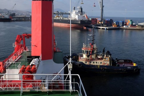 Ein Schlepper hilft beim Anlegen / A tugboat at the stern of the SONNE. Photo: Jan Steffen, GEOMAR