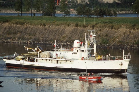 Das Forschungsfisch von Jacques Cousteau, die Calypso, vor Montreal, 1980. Foto: René Beauchamp - http://www.shipspotting.com/gallery/photo.php?lid=2208990