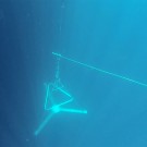In die Tiefe - Ein GeoSEA-Tripode auf dem Weg zum Meeresboden / Into the deep - a tripod is lowered to the seafloor. Photo: J. Steffen, GEOMAR