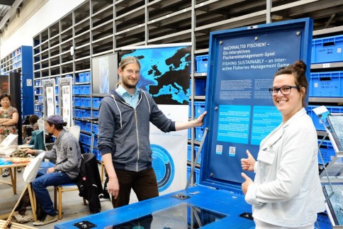 Nachhaltig Fischen? Wir zeigen, wie es geht. Fischereibiologe Dr. Jörn Schmidt und unsere Mitautorin Frederike Tirre am Fischereispiel EcoOcean. Foto: Jan Steffen