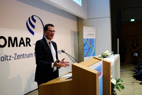 "Jeder trägt Verantwortung" - Bundesentwicklungsminister Dr. Gerd Müller während der Zukunftstour in Kiel. Foto: Jan Steffen