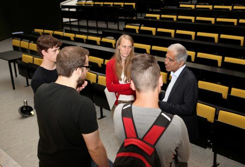 Mojib Latif mit interessierten SchülerInnen im Nachgespräch