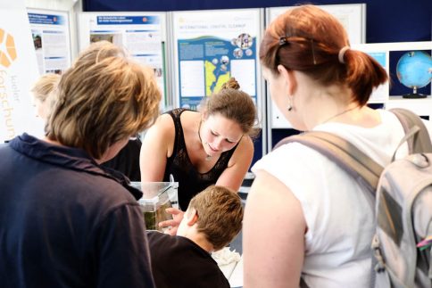 Johanna Krüger vom ozean:labor der Kieler forschungs:werkstatt erklärt während der Kieler Woche 2016 kleinen und großen Besuchern der Ausstellung das Leben der Seesterne. Foto: Jan Steffen