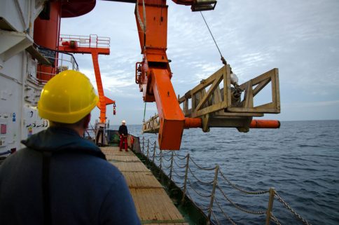 Expedition POS439-1: Ausbbringen eines Schwerelots, um einen Sedimentkern aus dem Boden der Ostsee zu nehmen. Foto: Jan Steffen