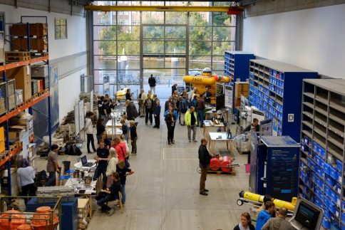 Viele interessierte Besuchherinnen und Besucher in der GEOMAR-Lithothek. Foto: Jan Steffen, GEOMAR