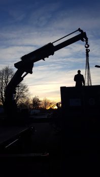 Hier erhebt sich unser Container vor der aufgehenden Sonne in luftige Höhen.