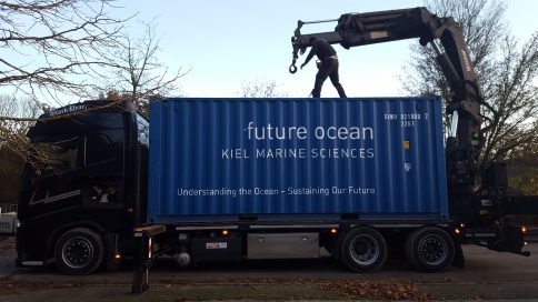 Umzug auf der Black Pearl: Das mobile Lager auf dem Weg in den Wissenschaftspark.