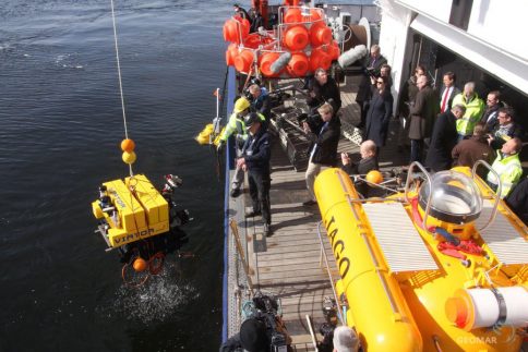 VIATOR kehrt vom Meeresboden zurück. Medien und Ministerpräsidenten schauen zu. Foto: Andreas Villwock, GEOMAR