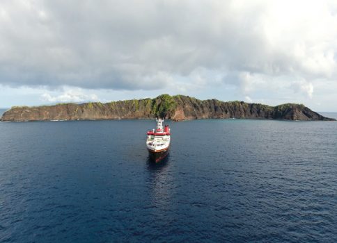 Das Forschungsschiff SONNE vor den Resten der einst 800 Meter hohen Vulkaninsel Ritter-Island. Foto: GEOMAR