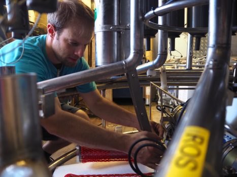 Dr. Rainer Kiko baut den Underwater Vision Profiler in die CTD Rosette ein und bereitet ihn auf seinen Einsatz im Pazifik vor. Fotos: S. Schmidtko / Dr. Rainer Kiko is installing the Underwater Vision Profiler into the CTD rosette and prepares the instrument for its deployment in the Pacific Ocean. Photos: S. Schmidtko 