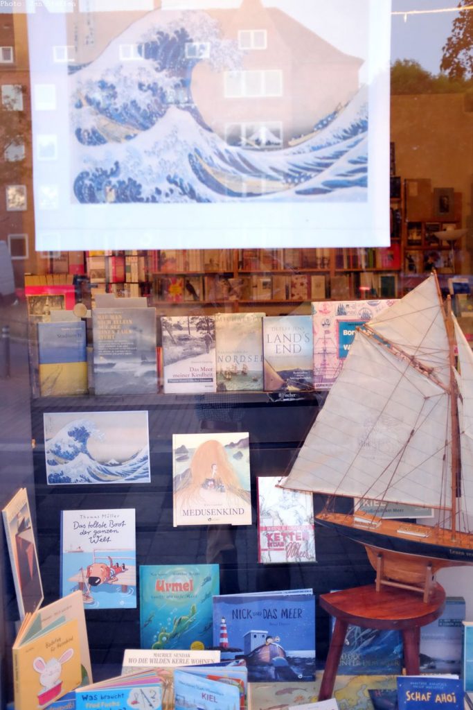 Meere und Ozeane sind auch Thema dieses Schaufensters einer kleinen Buchhandlung. Foto: Jan Steffen