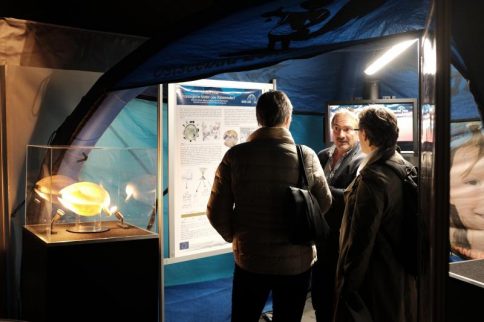 Wie hier bei der European Researchers Night 2017 präsentiert das Projekt BASE-LiNE Earth noch bis Freitag im Zelt "kieler uni live" wie man mit den Schalen von Brachiopoden 500 Mio. Jahre Ozeangeschichte rekonstruieren kann. Foto Jan Steffen