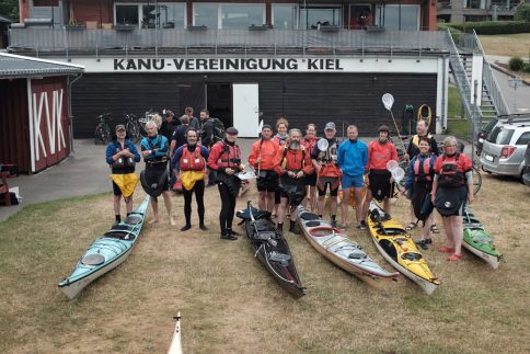 Auf Plastik-Jagd: Paddlerinnen und Paddler der Kanu-Vereinigung Kiel und des Kieler Kanu-Clubs. Foto: Jan Steffen