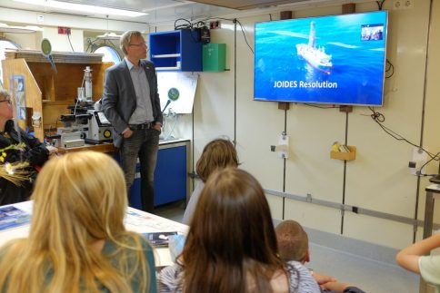 Live mit dem Bohrschiff JOIDES RESOLUTION verbunden: Besucherinnen und Besucher konnten einer GEOMAR-Forscherin und einem GEOMAR-Forscher am anderen Ende der Welt FRagen stellen. Foto: Jan Steffen